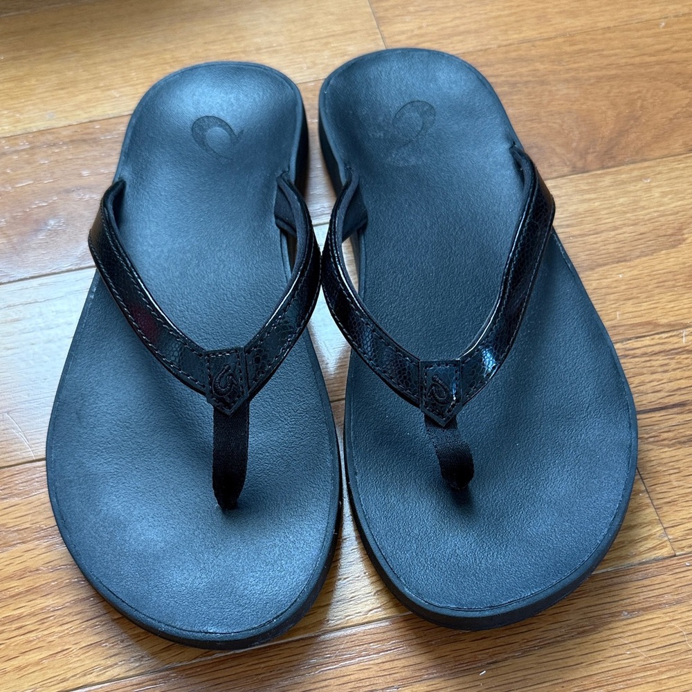 OluKai Pauwe Black Flip Flops
